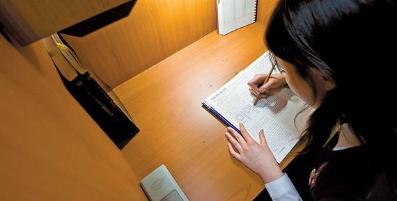 이예린양은 단과 학원이 끝난 밤 10시에 독서실로 가서 매일 1시간씩 공부한다. 봄철 들어 공부에 집중이 안 되자 스스로 독서실에 등록해 마음을 다잡았다.