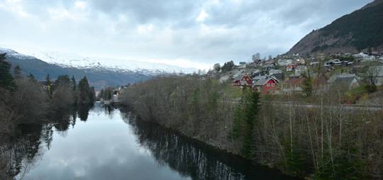베르겐에서 뵈링폭포를 찾아가는 길에서 만난 마을. 자작나무 숲 너머의 구릉에 원색의 집들이 들어서 있다.