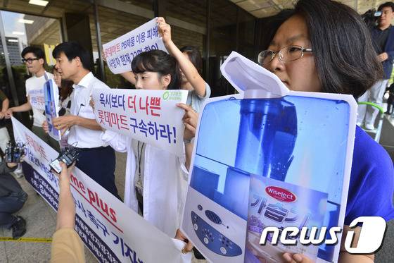 가습기살균제 피해가족과 환경운동연합 회원들이 2일 오후 서울 서초구 중앙지검 앞에서 롯데마트·홈플러스 가습기 살균제 책임자 구속 수사 촉구 기자회견을 하고 있다. 2016.6.2/뉴스1 © News1 신웅수 기자
