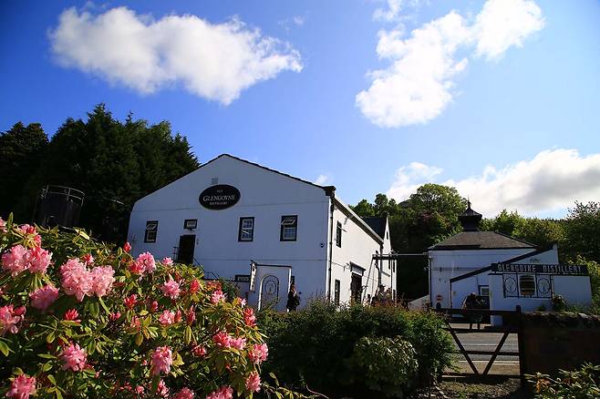 그림엽서에서 툭 튀어나온 듯 새하얀 건물이 아름다운 글렌고인 증류소 전경.