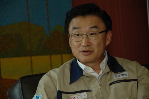 박명구 회장이 오산사업장에서 지난 1년 간 힘들었던 구조조정 과정과 향후 구상을 설명하고 있다. [사진제공 = 금호전기]