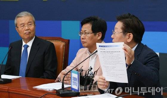 김종인 더불어민주당 비상대책위 대표가 31일 서울 여의도 국회에서 지방재정 개편과 관련해 지방자치단체장들과 가진 면담에서 이재명 성남시장의 발언을 유심히 듣고 있다. 2016.5.31/사진=뉴스1