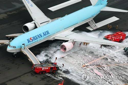 319명 탄 대한항공기 日서 이륙 전 화재  (도쿄 교도=연합뉴스) 5월 27일 낮 일본 도쿄 하네다 공항에서 서울행 대한항공 여객기가 이륙 준비를 하던 중 왼쪽 엔진에서 화재가 발생해 소방대원들이 불을 끄고 있다.