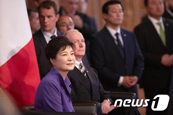프랑스를 국빈 방문 중인 박근혜 대통령이 2일 오후(현지시간) 파리 국제대학촌 본관에서 열린 국제대학촌 한국관 착공 기념식에 참석하고 있다. (청와대) 2016.6.3/뉴스1 © News1 이광호 기자