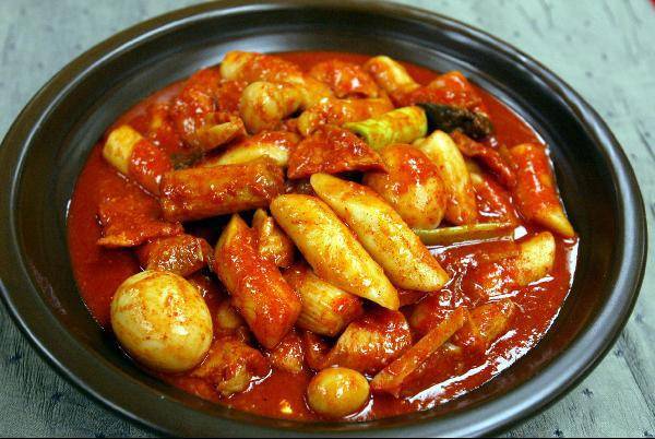 [헬스조선]떡볶이 칼로리는 200g(1인분)당 304kcal다. 떡볶이를 가볍고 건강하게 먹으려면 어떻게 해야 할까.