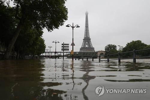 홍수로 물에 잠긴 파리 시내의 모습 [AFP=연합뉴스]