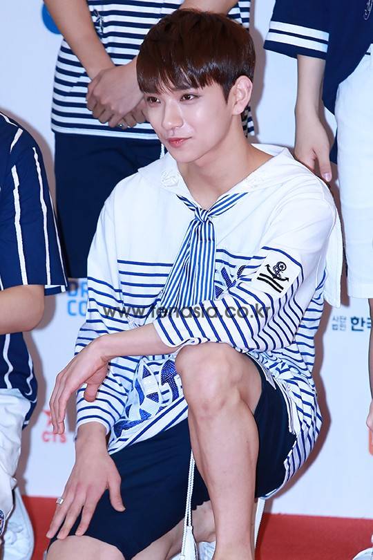 그룹 세븐틴 멤버 조슈아가 4일 오후 서울 마포구 상암동 서울월드컵경기장에서 진행된 ‘2016 드림콘서트’에 참석해 포토타임을 갖고 있다.