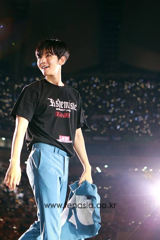 엑소 백현이 모든 무대를 마치고 퇴장하고 있다. (드림콘서트)