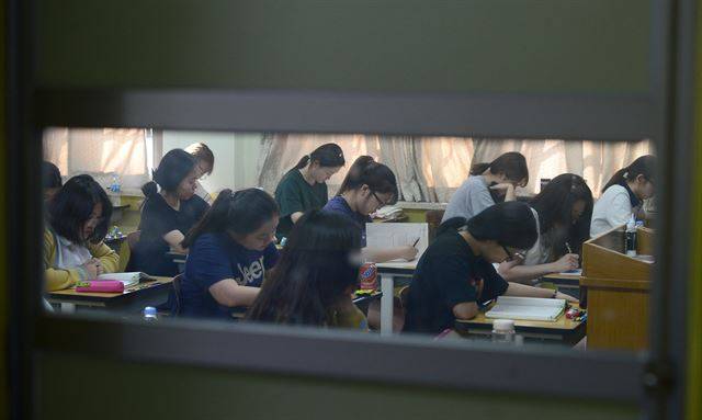 지난 2일 오전 서울 영등포구 여의도여자고등학교에서 고3 학생들이 2017학년도 대학수학능력시험을 대비하는 6월 모의평가에 치르고 있다. 배우한기자 bwh3140@hankookilbo.com