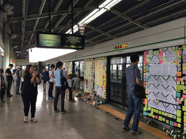 Citizens pay tribue to 19-year-old worker, surnamed Kim, who was killed by an arriving train while repairing a safety door on subway platform, at the memorial site inside Guui Station in eastern Seoul, Saturday. (Ock Hyun-ju/The Korea Herald)