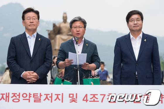 이재명 성남시장(왼쪽부터), 채인석 화성시장, 염태영 수원시장이 7일 서울 광화문광장에서 '박근혜 정부 지방재정약탈저지 및 4조7000억 반환약속이행 촉구' 단식농성에 앞서 기자회견을 하고 있다. 2016.6.7/뉴스1 © News1 유승관 기자