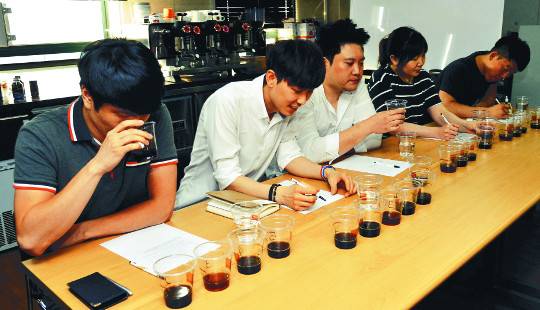 서울 강남구 봉은사로 한국커피연합회 세미나실에서 지난 2일 5개 브랜드 원두 캔커피의 맛을 비교 평가하고 있는 커피 전문가들. 왼쪽부터 박은진·정동수·이종혁·최고운·엄폴씨. 이병주 기자