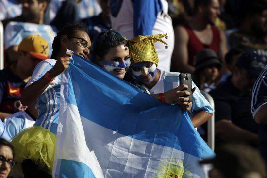 “우린 축구장에서 셀카 찍어” / 사진=AP뉴시스