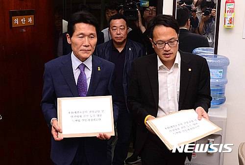 【서울=뉴시스】전신 기자 = 더불어민주당 박주민 의원과 정의당 윤소하 의원, 전명선 4·16가족협의회 운영위원장, 유경근 집행위원장이 7일 서울 여의도 국회 의안과에서 세월호특별법 개정안을 제출하고 있다. 2016.06.07   photo1006@newsis.com