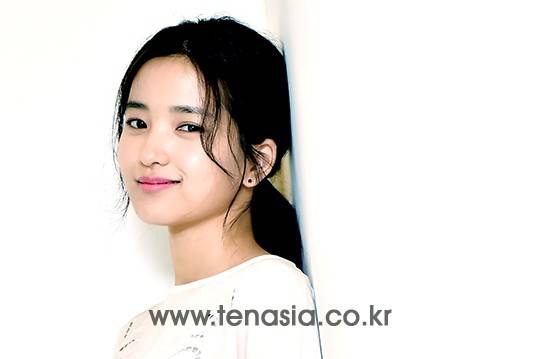 배우 김태리가 8일 오후 서울 중구 중림동 한경텐아시아 루이비스 스튜디오에서 열린 인터뷰에서 포토타임을 갖고 있다. / 사진=서예진 기자 yejin0214@