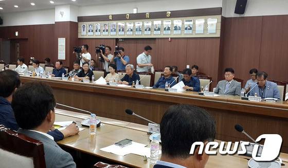8일 원주시의회 모임방에서 사드원주배치반대비상대책위원회 주관으로 사드원주배치 반대 국회의원 간담회가 열리고 있다.2016.6.8/뉴스1 © News1