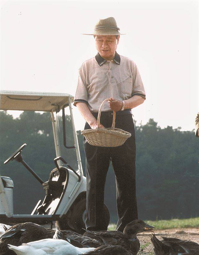 고 김대중 전 대통령이 청남대에서 휴가를 보내고 있다. 2001년 8월. 사진 홍성규