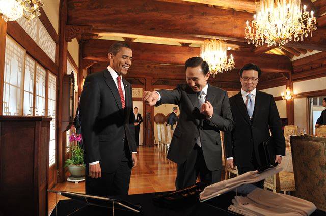 2009년 11월 19일 청와대에서 오바마 미국 대통령이 ‘태권도’를 외치며 주먹을 뻗고 있다. 사진 김용위