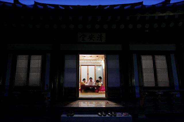 2010년 9월 손녀들과 송편 만드는 이명박 전 대통령 내외. 사진 김용위