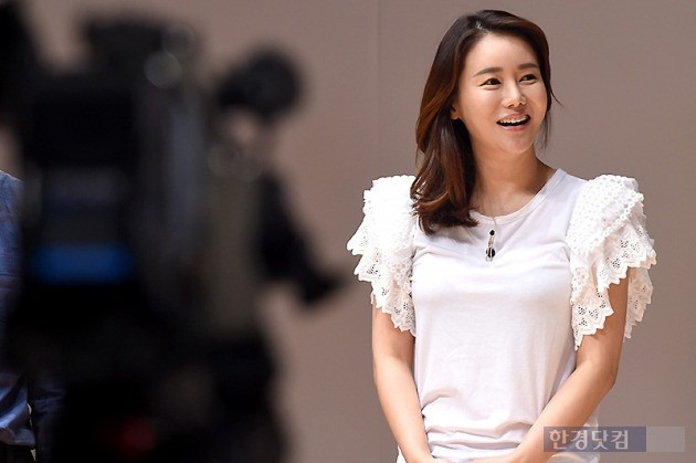 ▶ 박잎선, '카메라 앞에서 환한 미소'