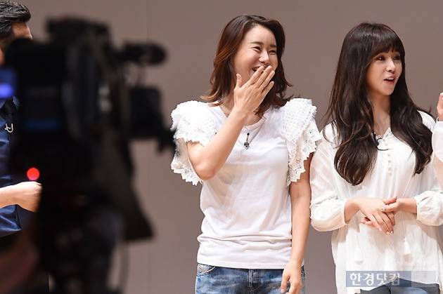 ▶ 박잎선, '동료들과 즐거운 미소~'