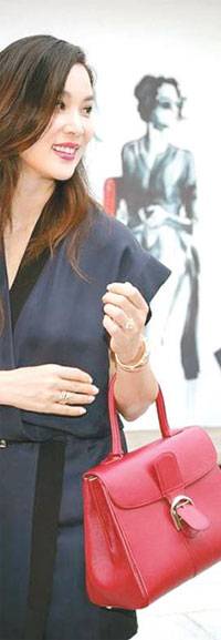 델보 가방을 들고있는 배우 고소영 씨. [사진 출처 = 델보 인스타그램]