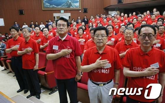 김희옥 새누리당 혁신비상대책위원장, 정진석 원내대표 등이 10일 경기 과천 국가공무원인재개발원에서 열린 새누리당 정책워크숍에서 국기에 경례를 하고 있다. 2016.6.10/뉴스1 © News1 송원영 기자