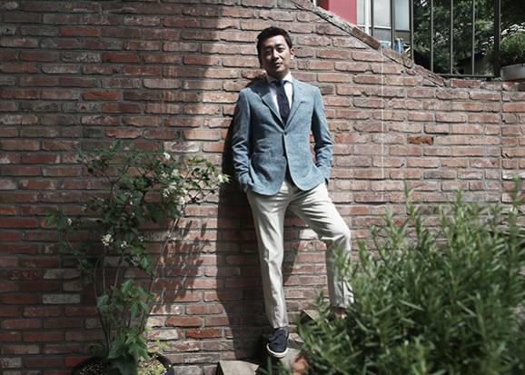 한편으로 거칠고 한편으로 싹싹한 하정우. 내년이면 마흔이다./사진=이태경 기자