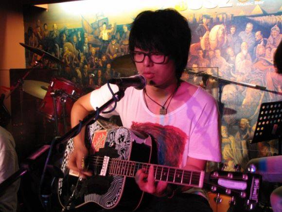 2009년 한 공연장에서 기타를 치며 노래를 부르는 하현우의 모습. 국카스텐 팬카페(www.guckkasten.com) 자료.