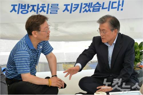 10일 오후 서울 광화문 광장에 마련된 이재명 성남시장의 단식농성장에 문재인 더불어민주당 전 대표가 방문했다. (사진= 성남시 제공)