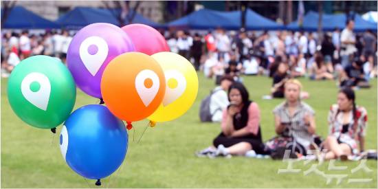 11일 오후 서울광장에서 열린 ‘제17회 퀴어문화축제’ 참가자들이 행사를 즐기고 있다. 황진환기자