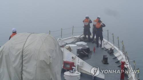 안갯속 충돌 사고로 어선 침몰…실종 선장 수색     (신안=연합뉴스) 장아름 기자 = 12일 오전 10시 30분께 전남 신안군 흑산면 북쪽 4.3km 해상에서 438t급 화객선(목포선적)과 2.86t급 소형어선(선외기·다물도선적)이 충돌해 어선이 침몰하면서 선장 A(65)씨가 실종됐고 아내 B(55·여)씨가 숨진 채 발견됐다. 해경이 안개가 자욱한 사고 해상 일대에서 실종자 수색을 하고 있다. 2016.6.12 [목포해양경비안전서 제공]     areum@yna.co.kr