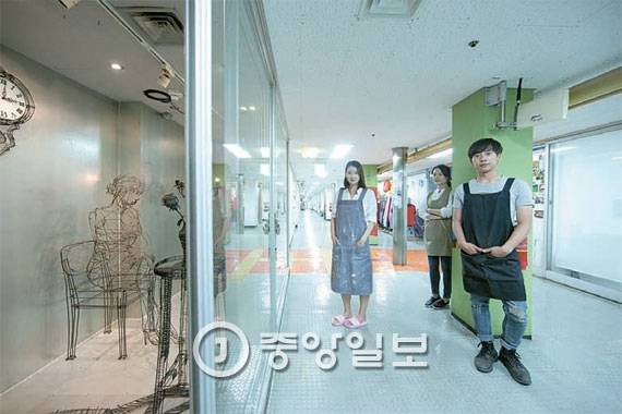 신당지하상가에 전시된 송진수 작가의 철사 드로잉 작품(왼쪽).