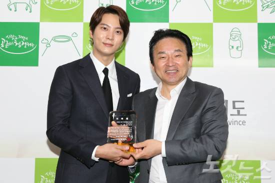 13일 원희룡 제주지사가 탤런트 주원씨를 제주도 홍보대사로 위촉했다.(사진=제주도 제공)