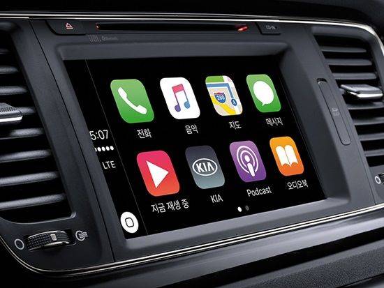 기아자동차 2017년형 카니발에 구동되는 애플 카플레이 화면. UVO 서비스 이용 고객이라면 카플레이를 쓸 수 있다. (사진=기이자동차)
