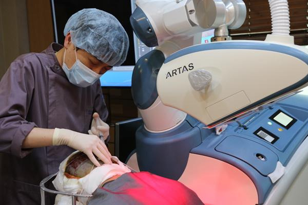[헬스조선]탈모 예방을 위해서는 탈모를 유발하는 인자를 최대한 피해야 하며, 탈모가 발생했다면 로봇 모발이식 수술 등을 이용해 치료할 수 있다/사진=CU클린업 병원 제공