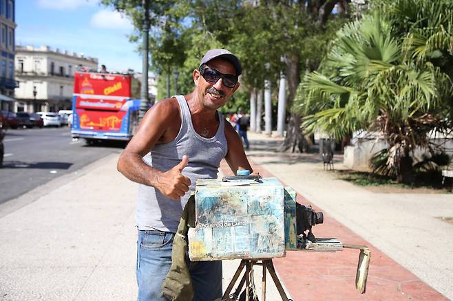 빠르께 쎈뜨랄(중앙공원) 근처에서 핀홀 카메라로 촬영하는 사진가.