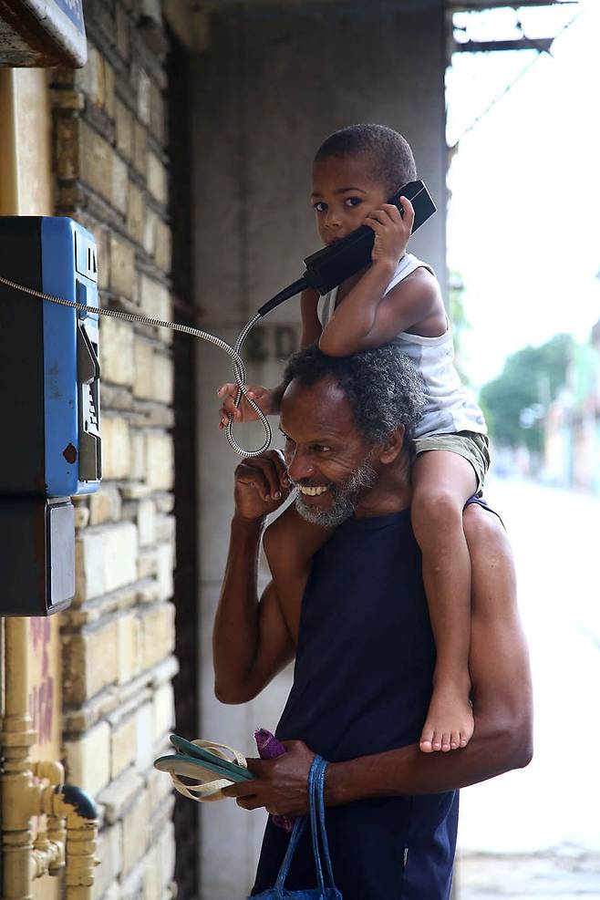아바나 어느 골목에서 만난 아빠와 아들.