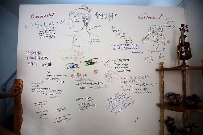 아바나의 까사 요반나 1층 거실에 있는 여행자의 낙서.