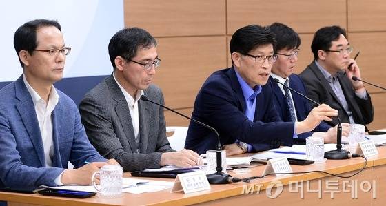 노형욱 기획재정부 재정관리관이 지난 13일 정부세종청사 기재부 브리핑실에서 에너지.환경.교육분야 공공기관 기능조정 관계부처 합동 사전브리핑을 하고 있다.   정부는 브리핑에서 공공기관의 유사&middot;중복 기능을 일원화 하거나 통&middot;폐합하고 비핵심 업무 축소, 민간개방 확대 및 민간경합 축소, 경영효율화 등을 주요 내용으로 한 조정 방안을 발표했다.   왼쪽부터 이민호 환경부 자연보전국장, 정기준 기재부 공공정책국장, 노형욱 기재부 재정관리관, 채희봉 산업통상자원부 에너지자원실장, 나향욱 교육부 정책기획관. 2016.6.14/뉴스1  <저작권자 &copy; 뉴스1코리아, 무단전재 및 재배포 금지>