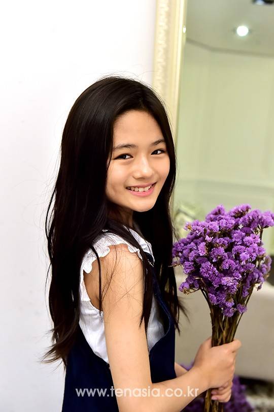 아역 배우 조은형이 귀여운 미소를 띄우고 있다.