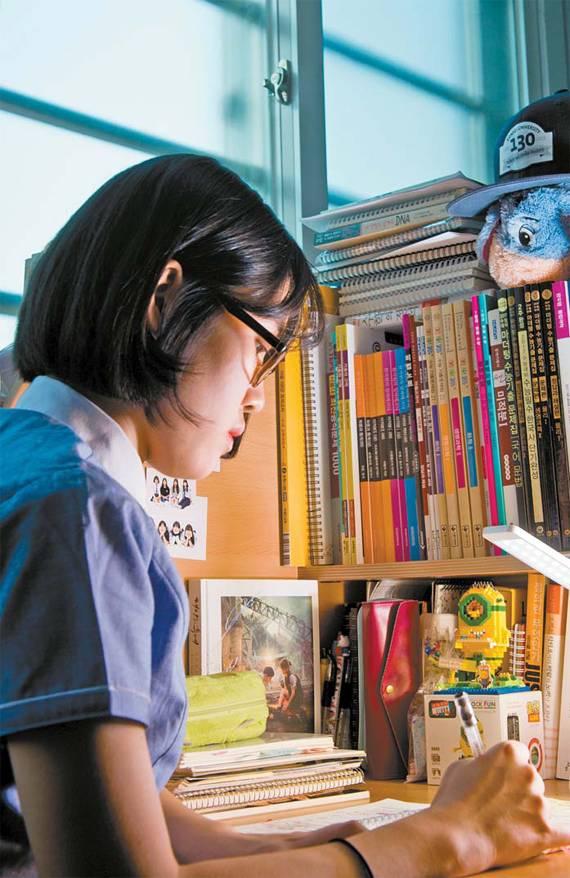 류지연양의 책상에 빼곡한 문제집 사이로 소설책·에세이집·시집 등이 꽂혀있다. 류양은 “공부가 안 될 때는 좋아하는 글을 읽으며 휴식을 한다”고 말했다.