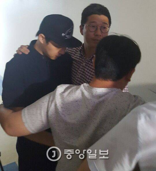 14일 강남구청에 출근했다가 몸 상태가 좋지 않다는 이유로 병가를 받고 돌아가는 박유천 씨. 김준영 기자