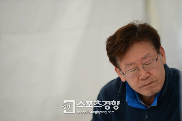 서울 광화문 광장에서 지난 7일부터 정부의 지방재정 개혁에 맞서 무기한 단식 농성중인 성남시 이재명 시장. ｜ 이준헌 기자