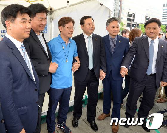 이재명 성남시장이 10일째 단식농성을 하고 있는 가운데 16일 서울 광화문광장에서 단식농성을 지지 방문한 더불어민주당 국회 안전행정위원회위원들과 손을 맞잡고 있다 . 2016.6.16/뉴스1 © News1 황기선 기자