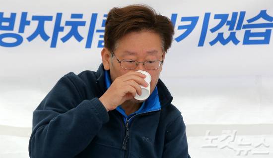 이재명 성남시장이 17일 오전 서울 광화문광장에서 지방재정개편에 반대하며 11일째 단식농성을 이어갔다. (사진=박종민 기자)