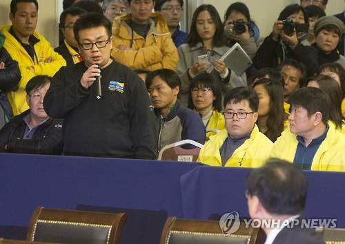 2015년 12월 16일 서울 중구 YWCA 강당에서 열린 세월호 참사 특별조사위원회 1차 청문회에서 민간 잠수사 김관홍씨가 이주영 전 해양수산부 장관에게 질문하는 모습. [연합뉴스 DB]