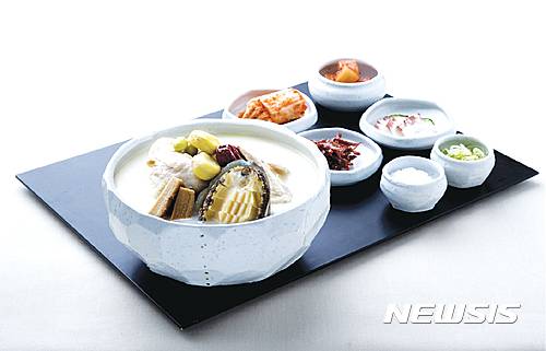 【서울=뉴시스】쉐라톤 그랜드 워커힐 '온달'의 '해신탕'.