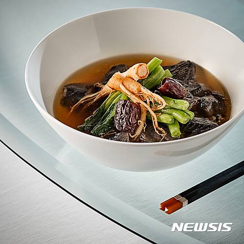 【서울=뉴시스】포시즌스호텔 서울 '유유안'의 '흑마늘 해삼 전복 오골계탕'.