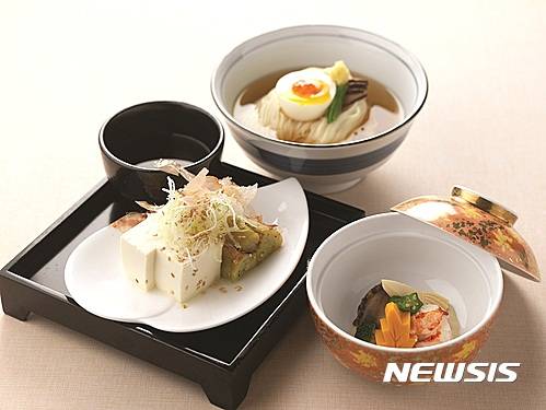 【서울=뉴시스】리츠칼튼 서울 '하나조노'의 '민어 가이세키'.